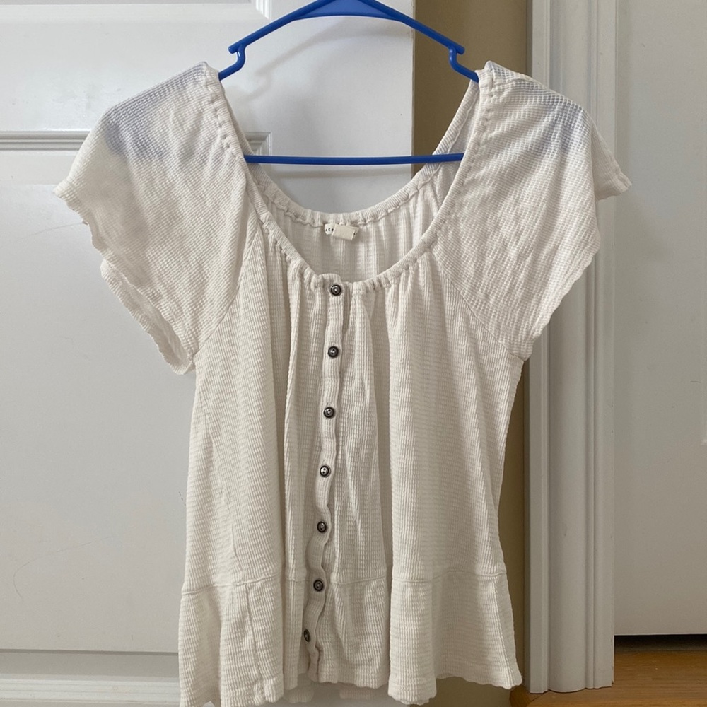 Super cute aero top! Hardly worn and in great condition.